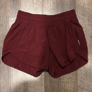 Lululemon Track That short, size 6